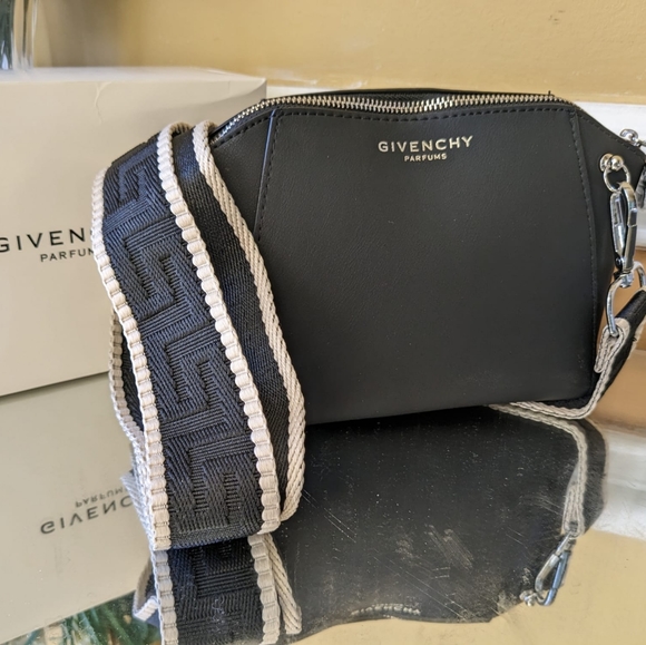 Givenchy pouch - Picture 3 of 16